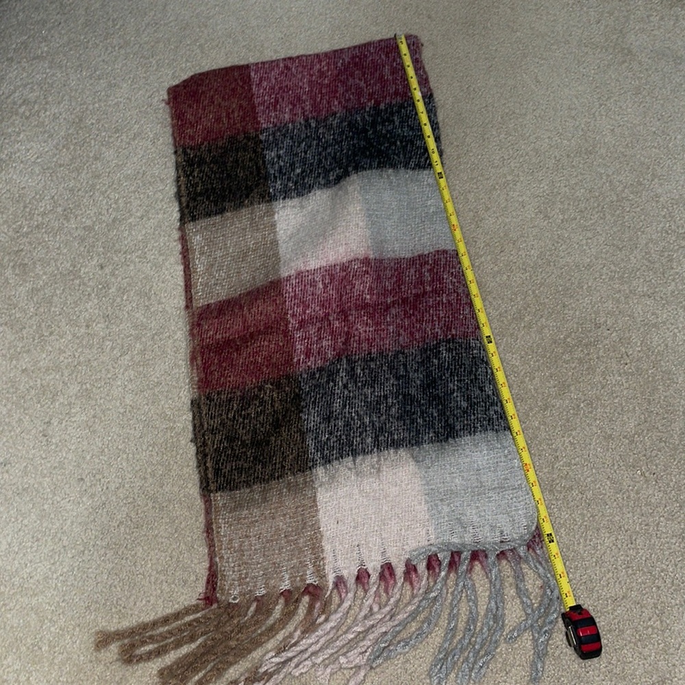 Women’s Scarf, Excellent Condition and Super Cute!
